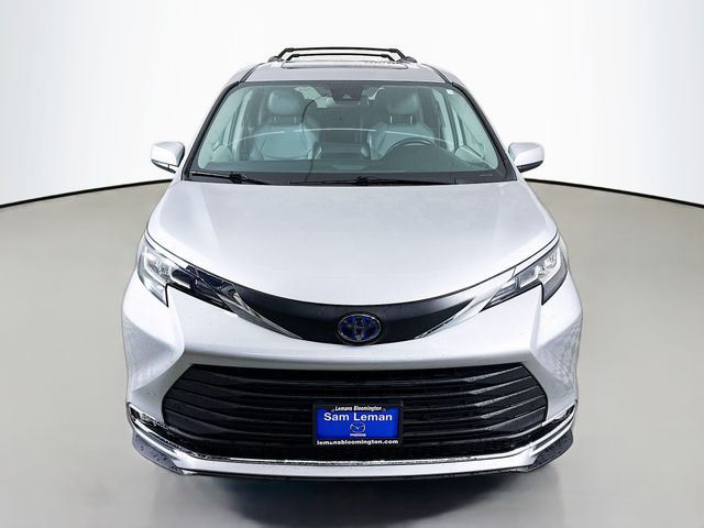 2021 Toyota Sienna XLE photo 2