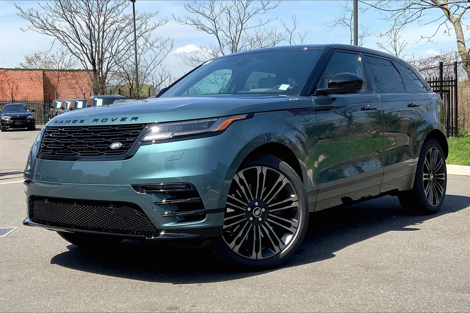 2026 Land Rover Range Rover Velar Dynamic SE's photo