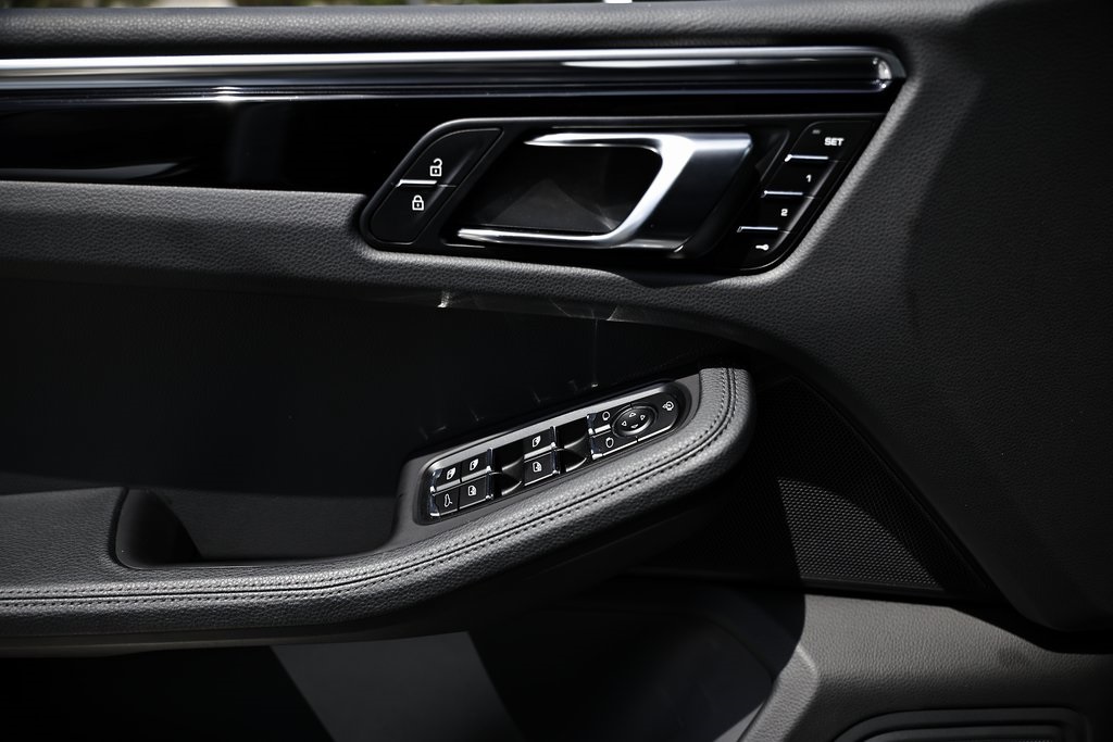 2024 Porsche Macan T photo 17