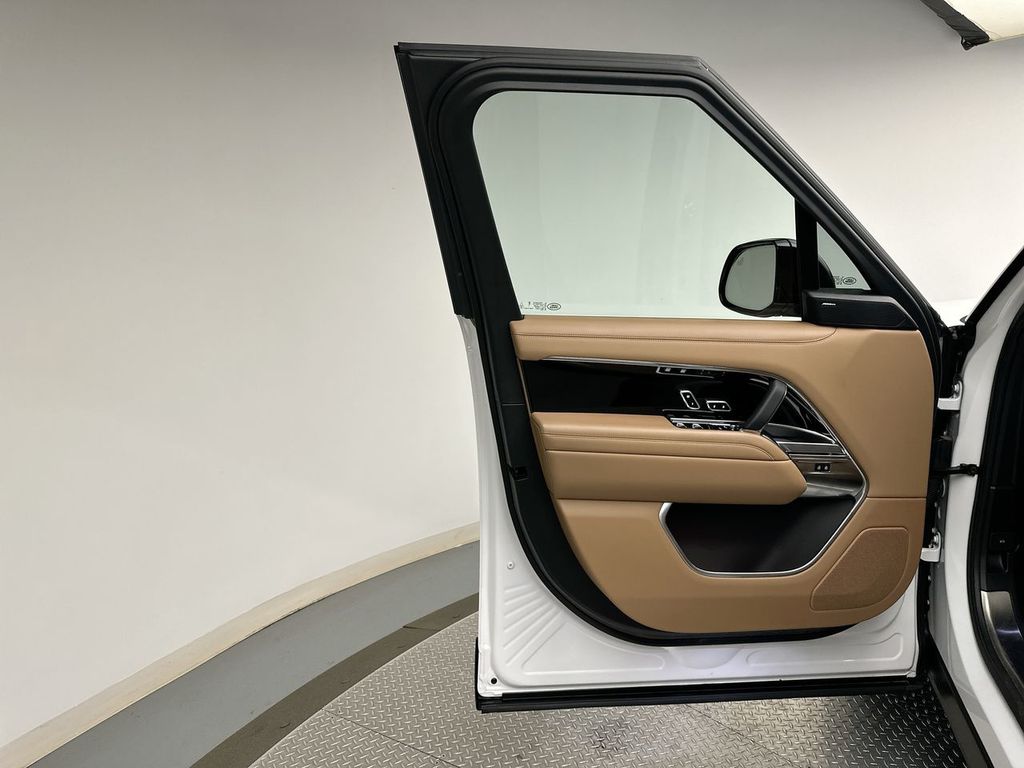 2024 Land Rover Range Rover SE photo 8