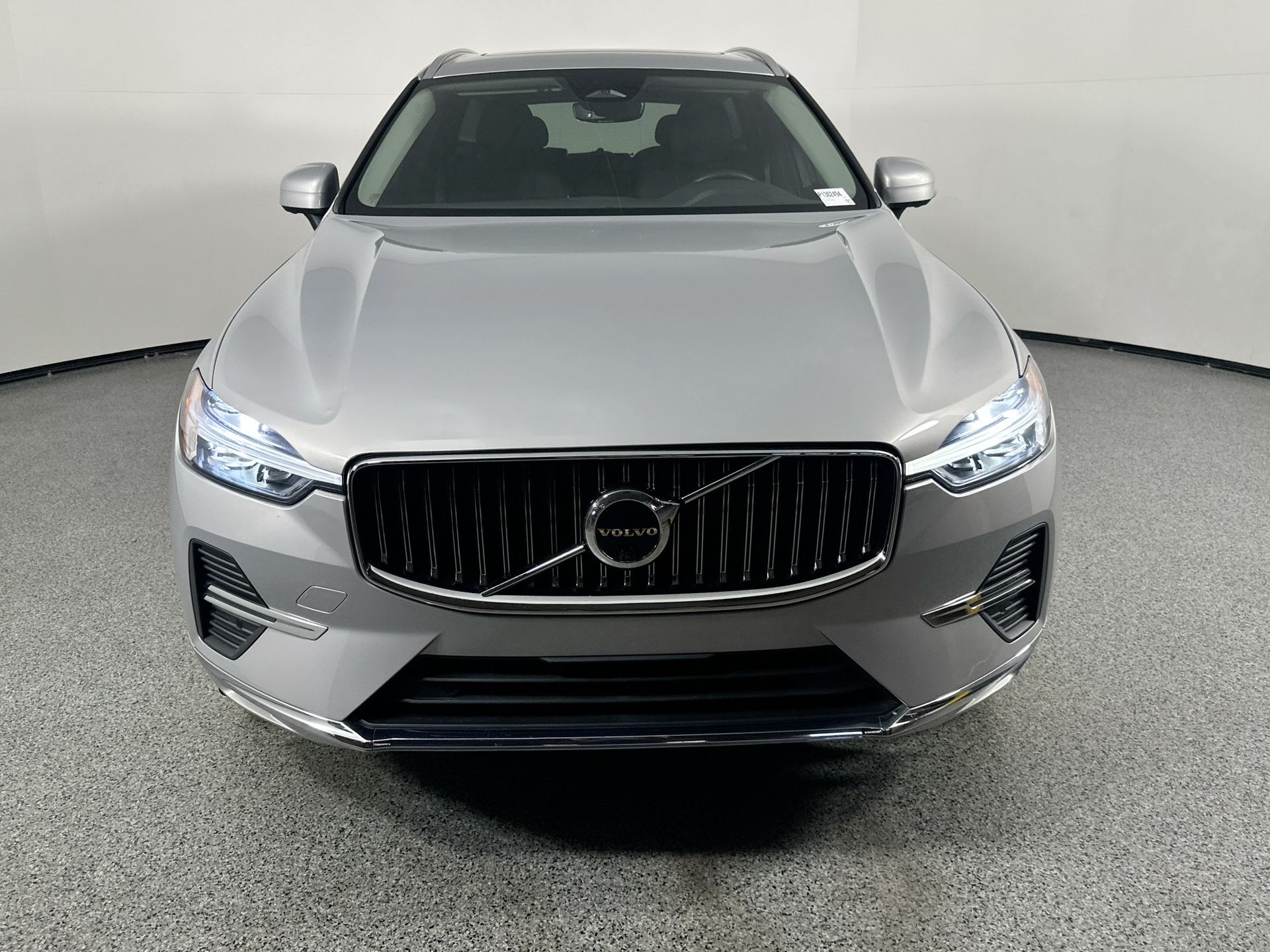 2023 Volvo XC60 B5 Plus photo 2