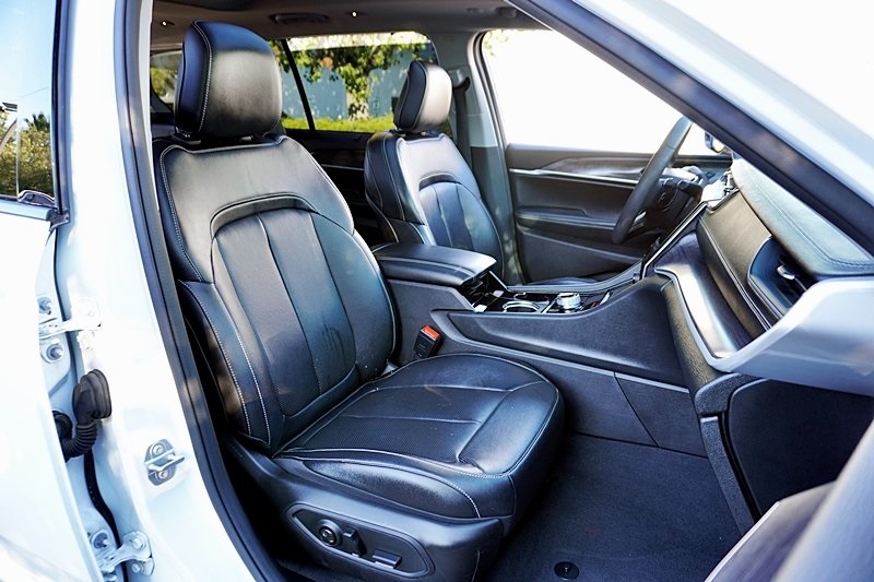 Used 2023 White Jeep Limited image 11