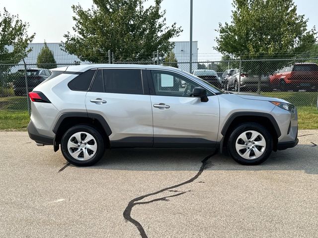2022 Toyota RAV4 LE photo 2