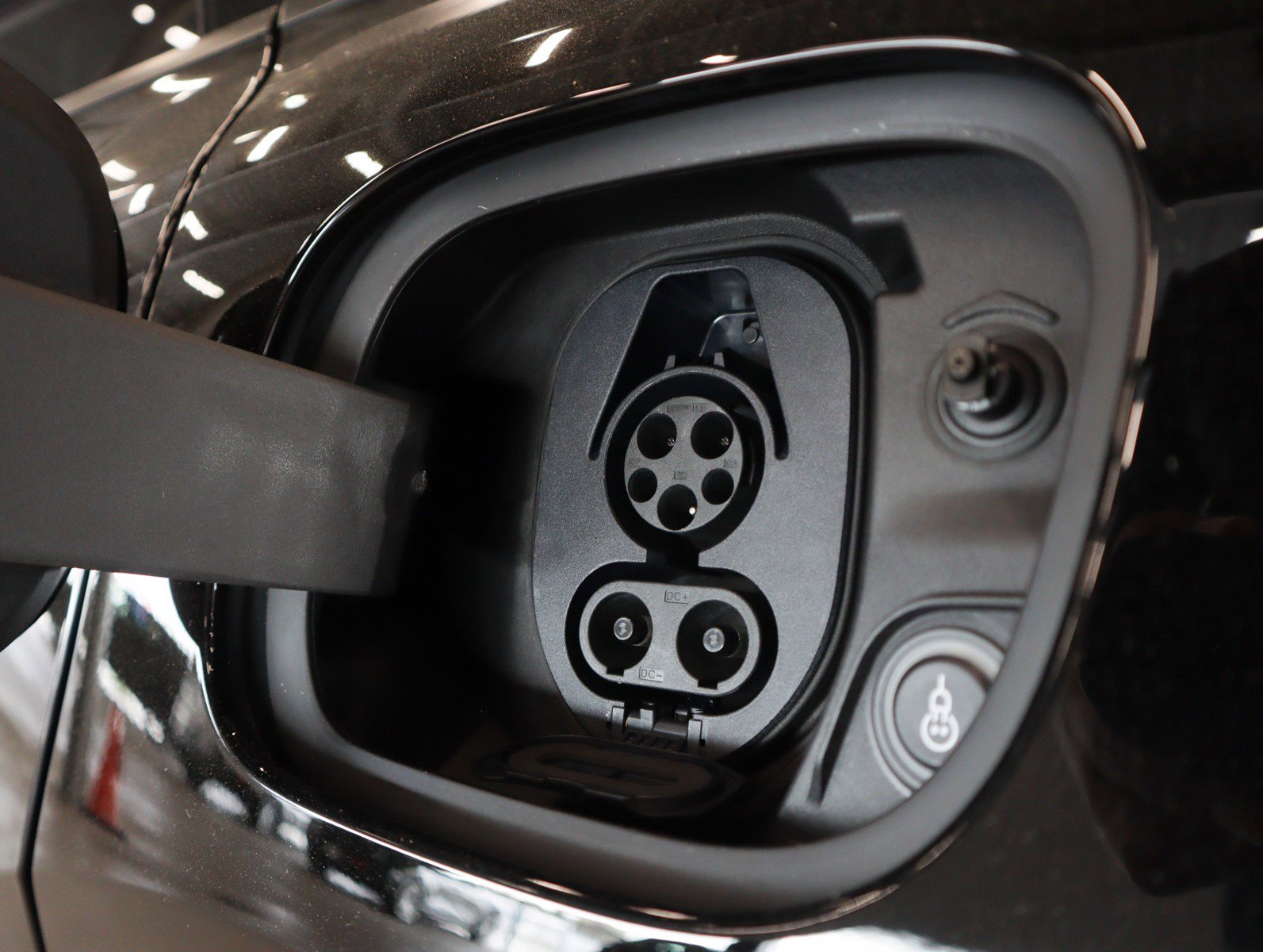 2025 Porsche Macan Electric 4 photo 13