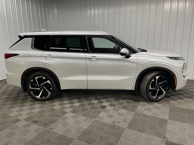 2022 Mitsubishi Outlander SEL photo 2