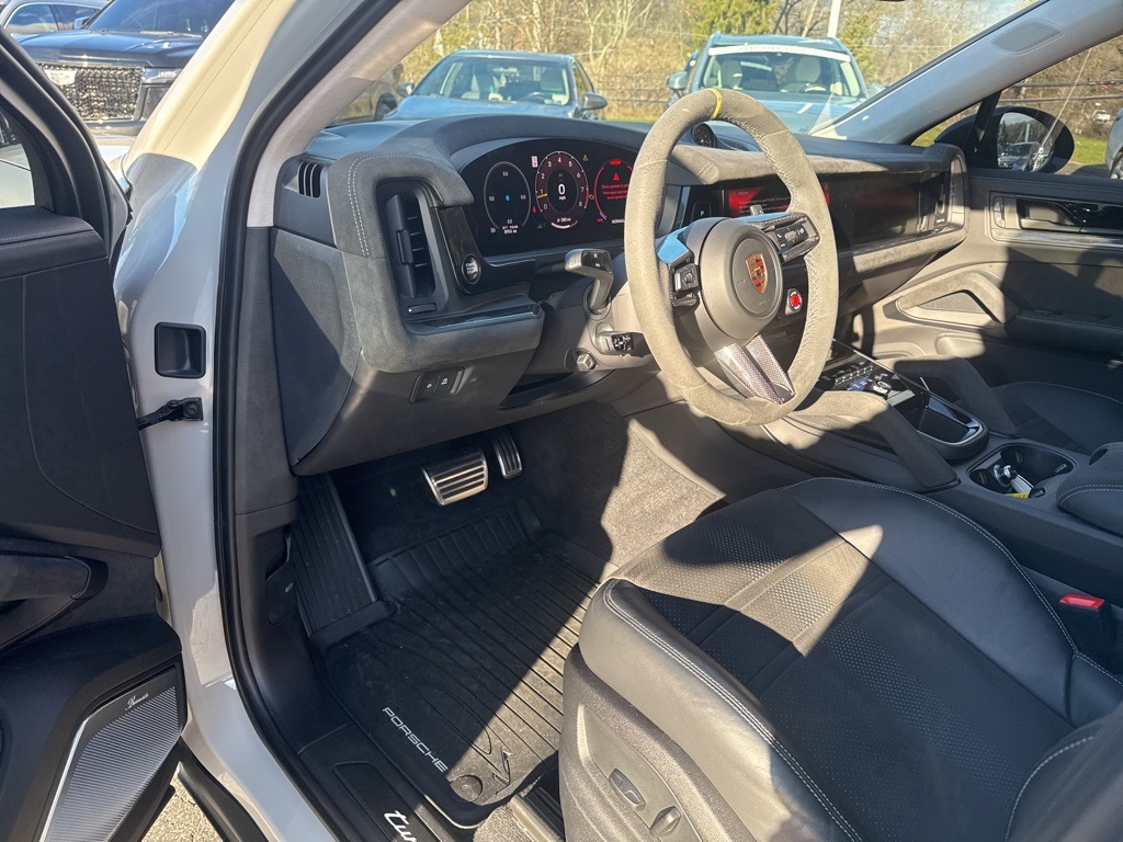 2024 Porsche Cayenne Turbo GT photo 4