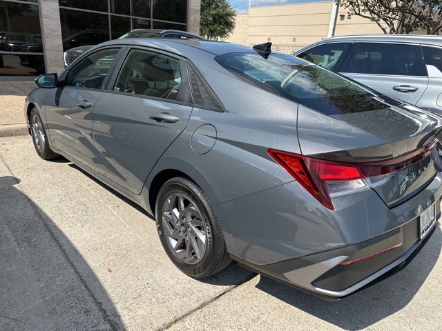 2024 Hyundai Elantra SEL photo 5