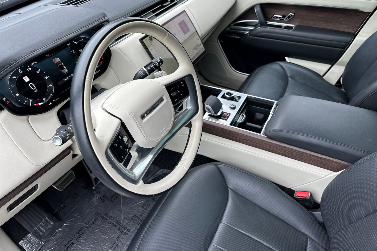 2023 Land Rover Range Rover SE photo 4