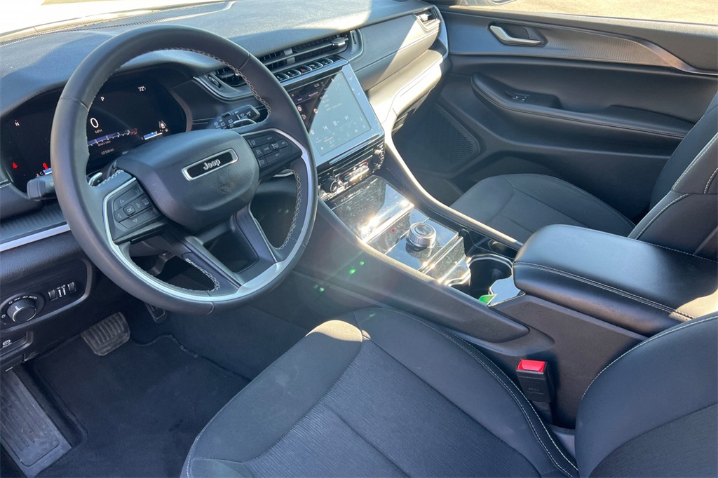 2023 Jeep Grand Cherokee Laredo photo 4