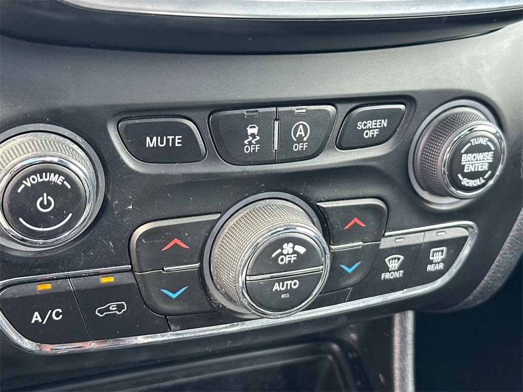 2021 Jeep Cherokee Latitude Lux photo 19