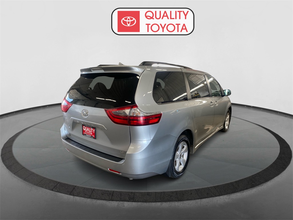 2020 Toyota Sienna LE photo 3