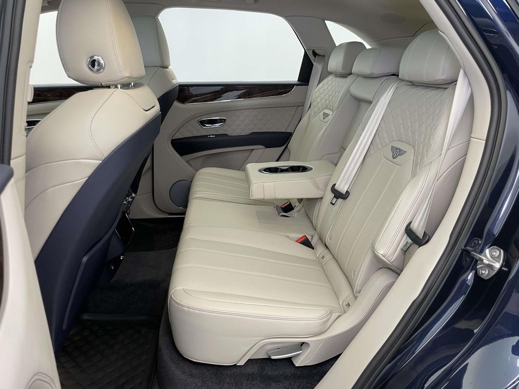 2022 Bentley Bentayga V8 photo 18