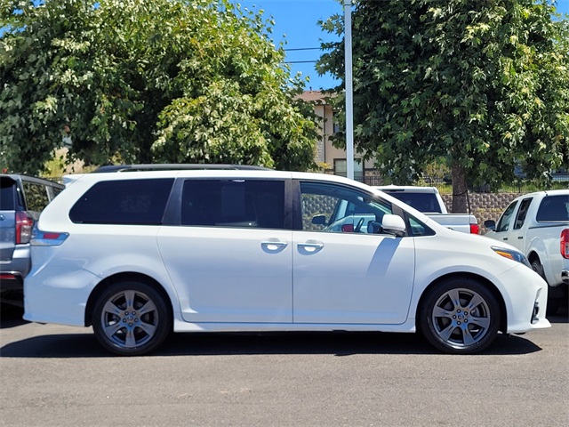2020 Toyota Sienna SE photo 4