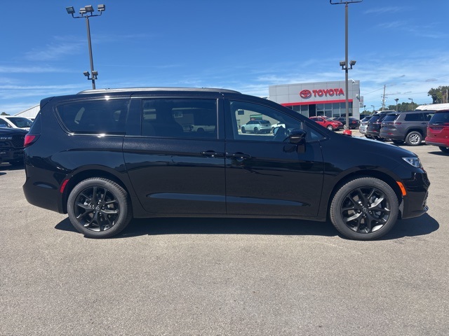 2026 Chrysler Pacifica Limited photo 2