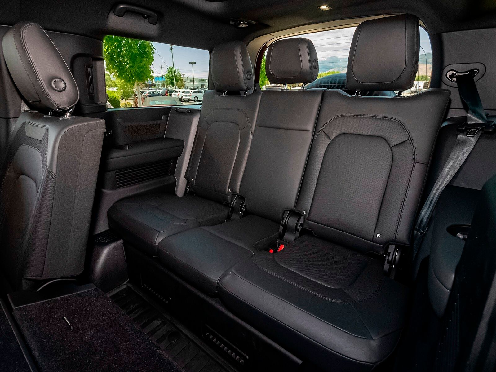 2024 Land Rover Defender 130 X-Dynamic SE photo 45