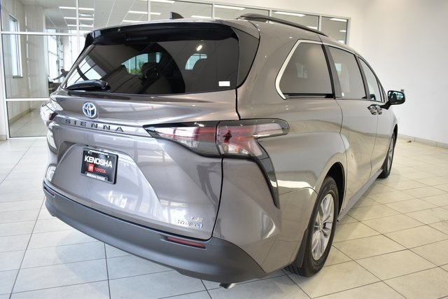 2024 Toyota Sienna LE photo 10