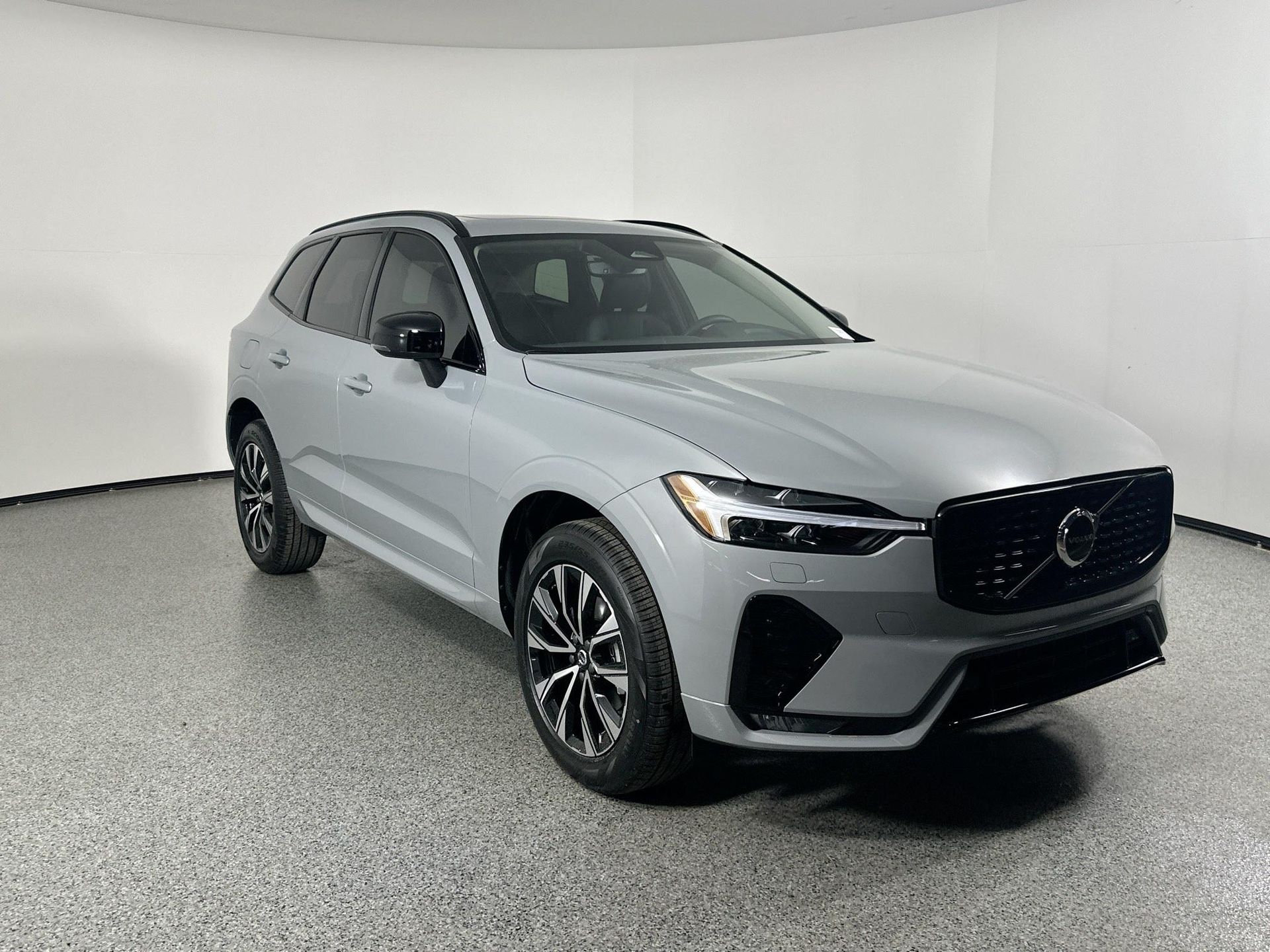 2025 Volvo XC60 B5 Core photo 3