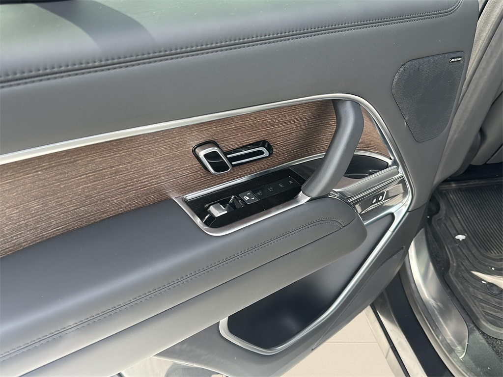 2024 Land Rover Range Rover SE photo 4