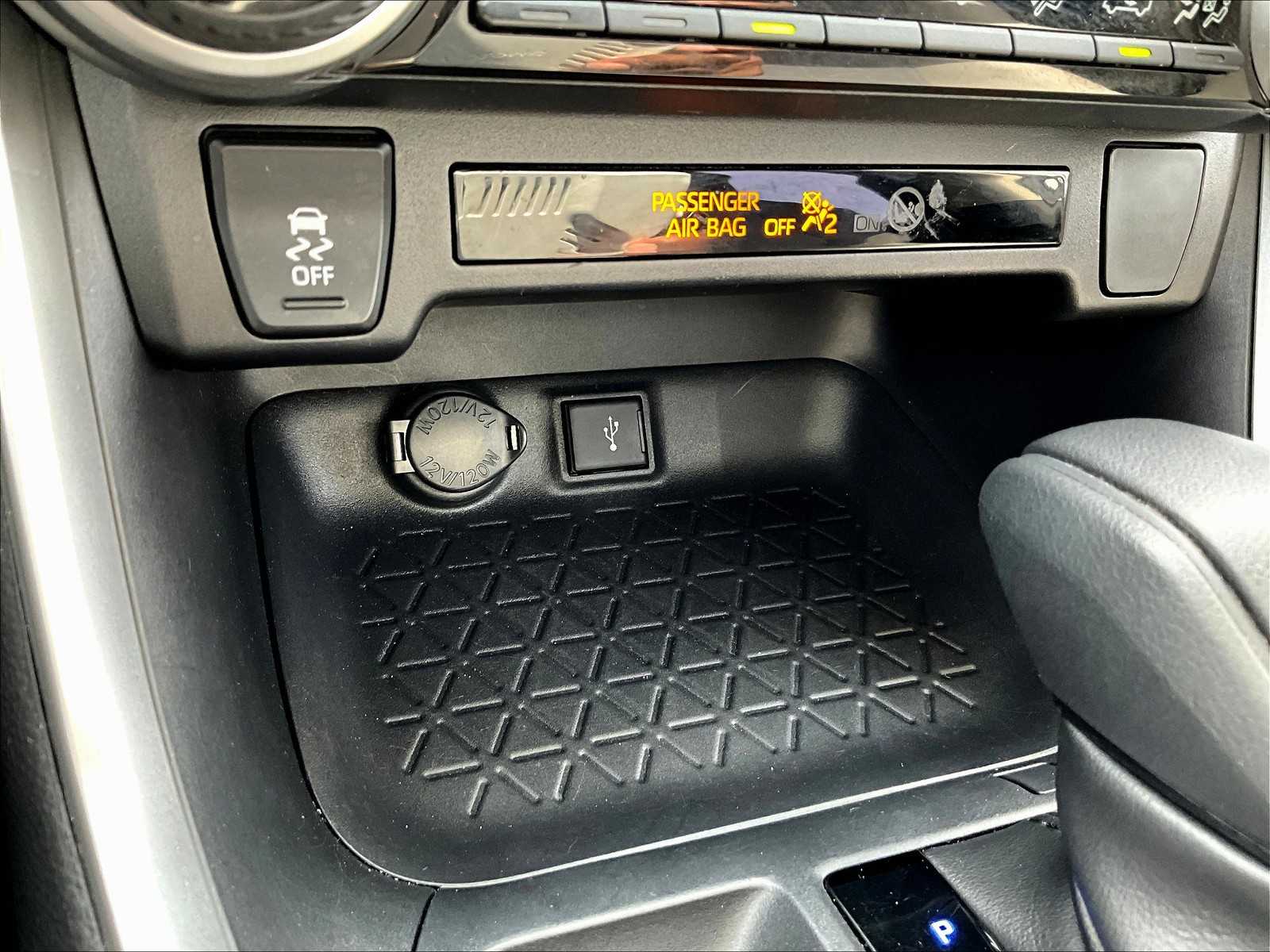 2021 Toyota RAV4 XLE photo 27