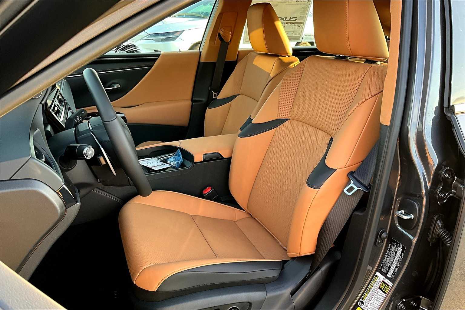 2025 Lexus ES 350 - Photo 18