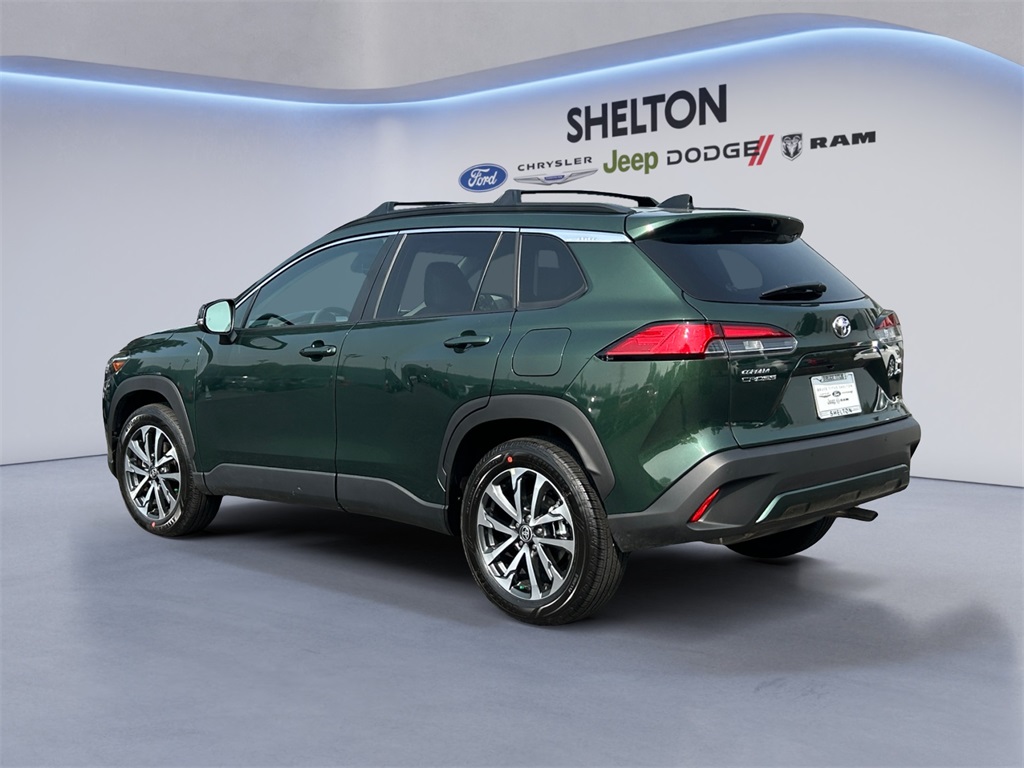 2025 Toyota Corolla Cross XLE photo 3