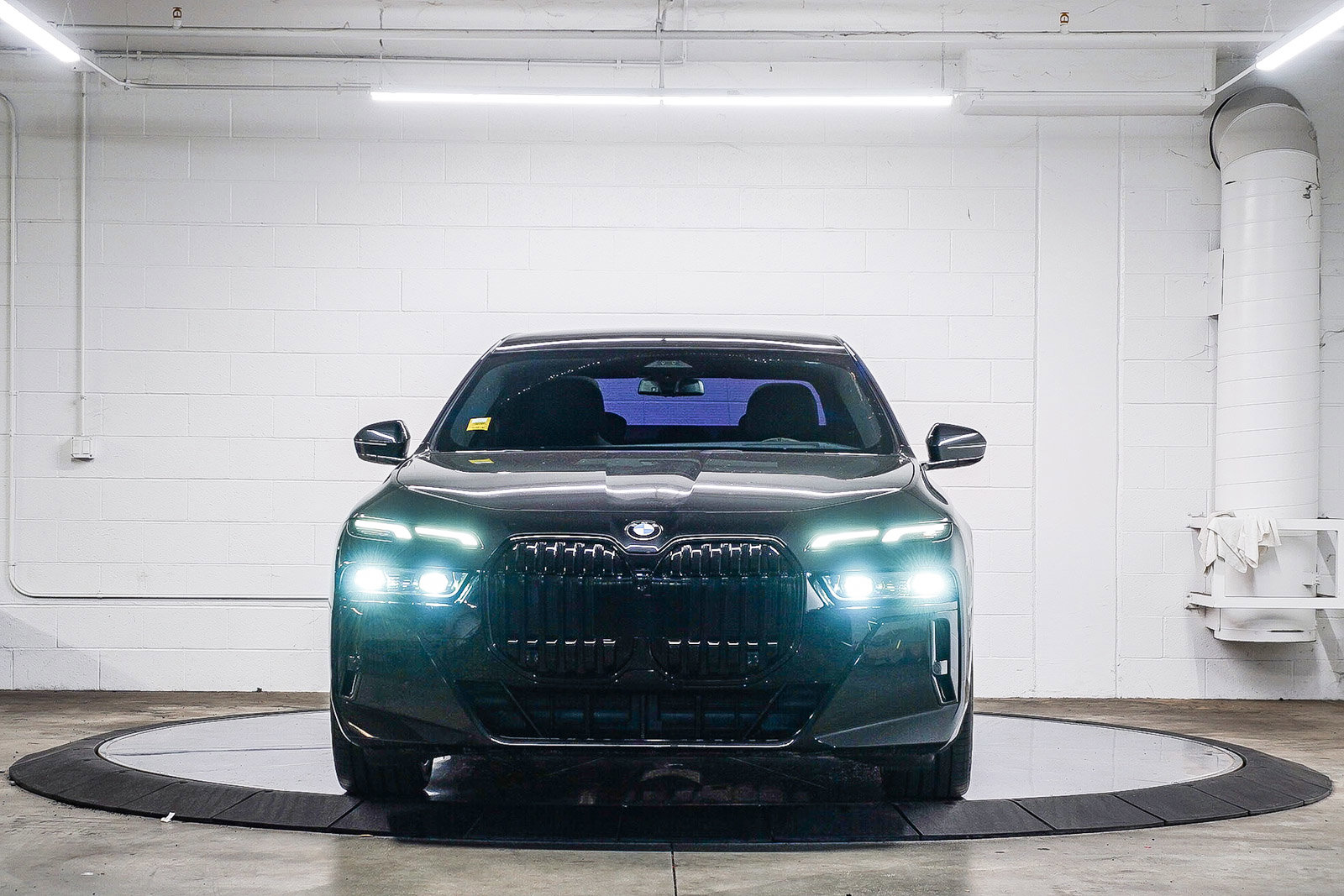 2023 Bmw 740i 7-series photo 2