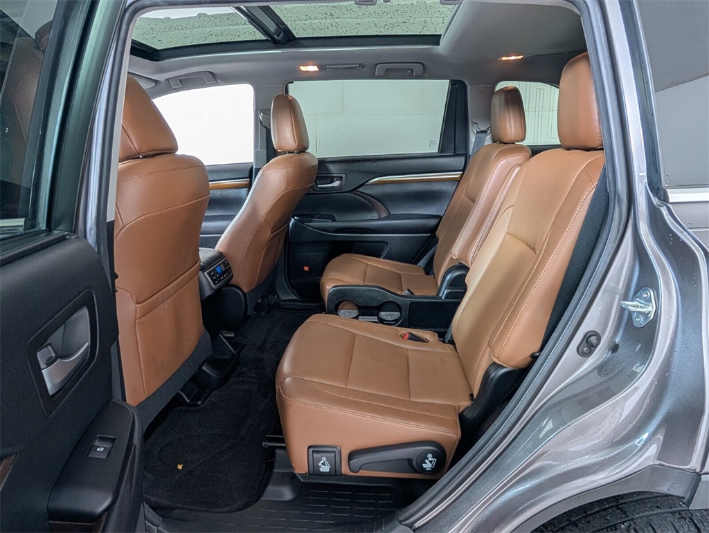 2017 Toyota Highlander Limited Platinum photo 7