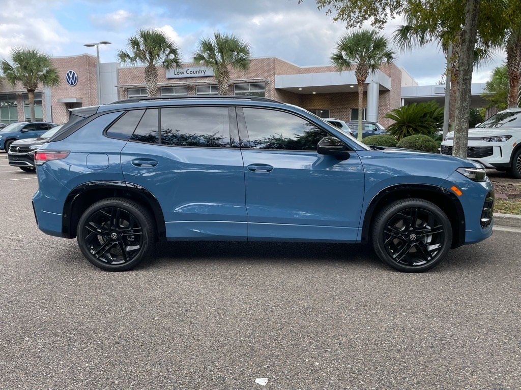 2025 Volkswagen Tiguan SE R-Line Black photo 2