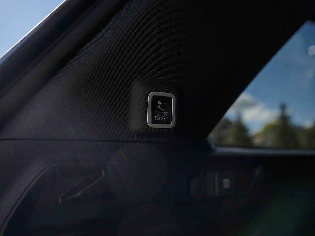 2025 Jeep Grand Cherokee Limited photo 2