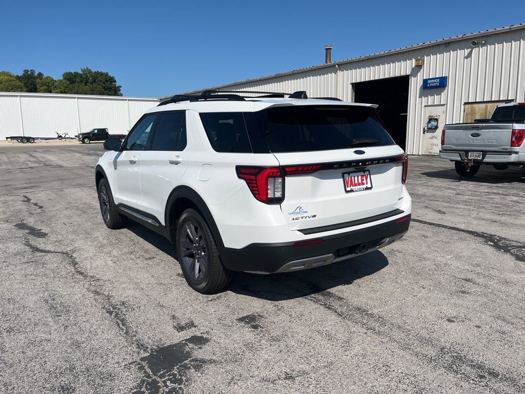 2025 Ford Explorer photo 5