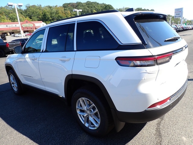 2025 Jeep Grand Cherokee Laredo photo 2