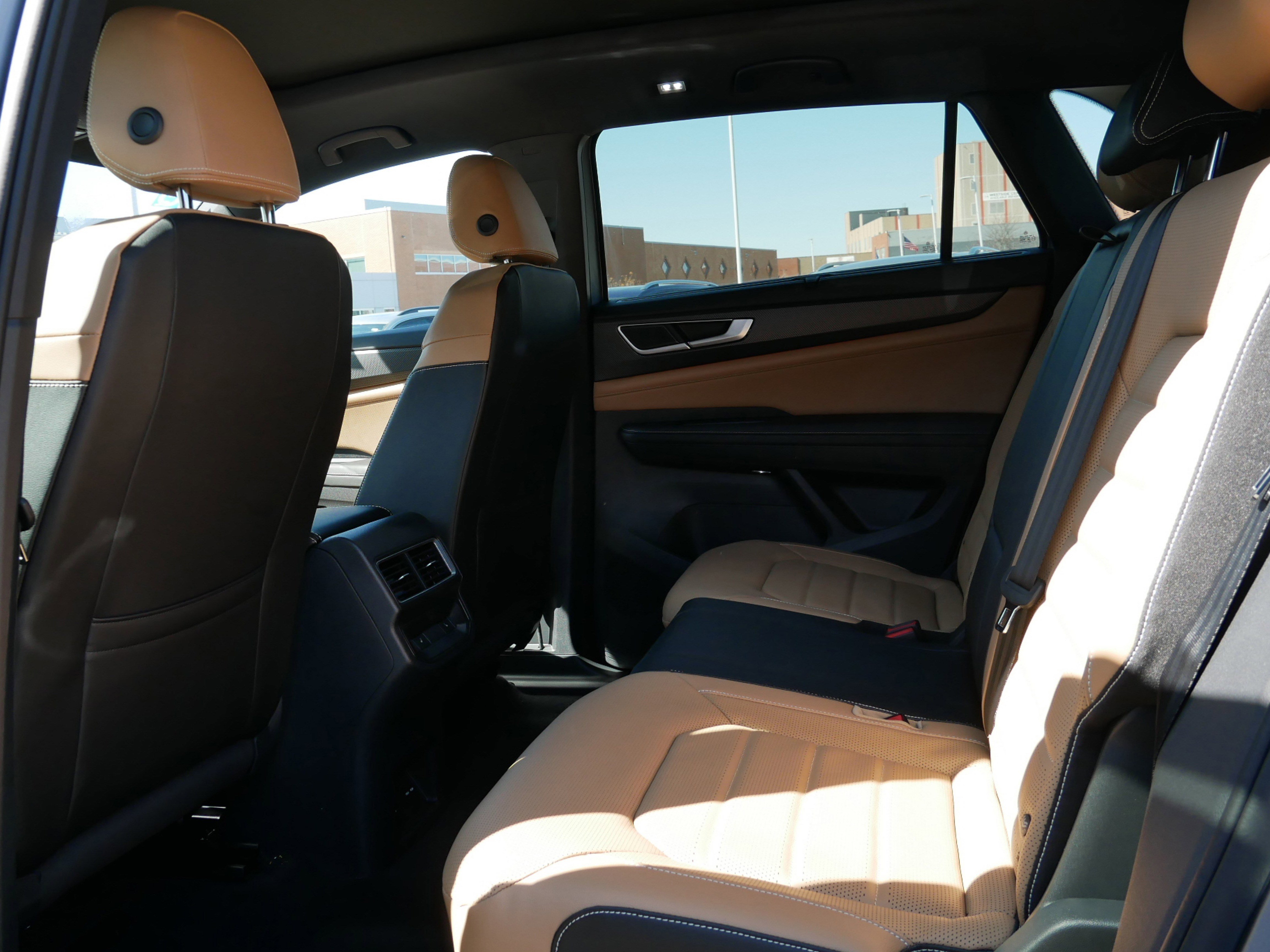2025 Volkswagen Atlas Cross Sport SEL photo 4
