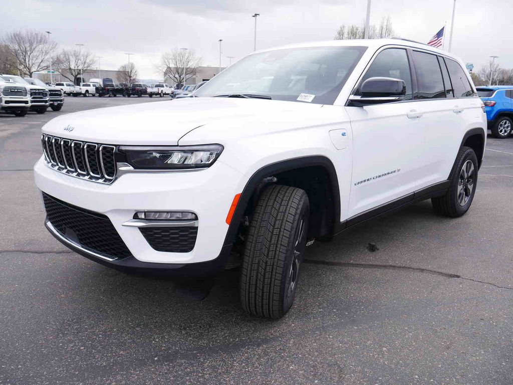 2025 Jeep Cherokee 4xe photo 3