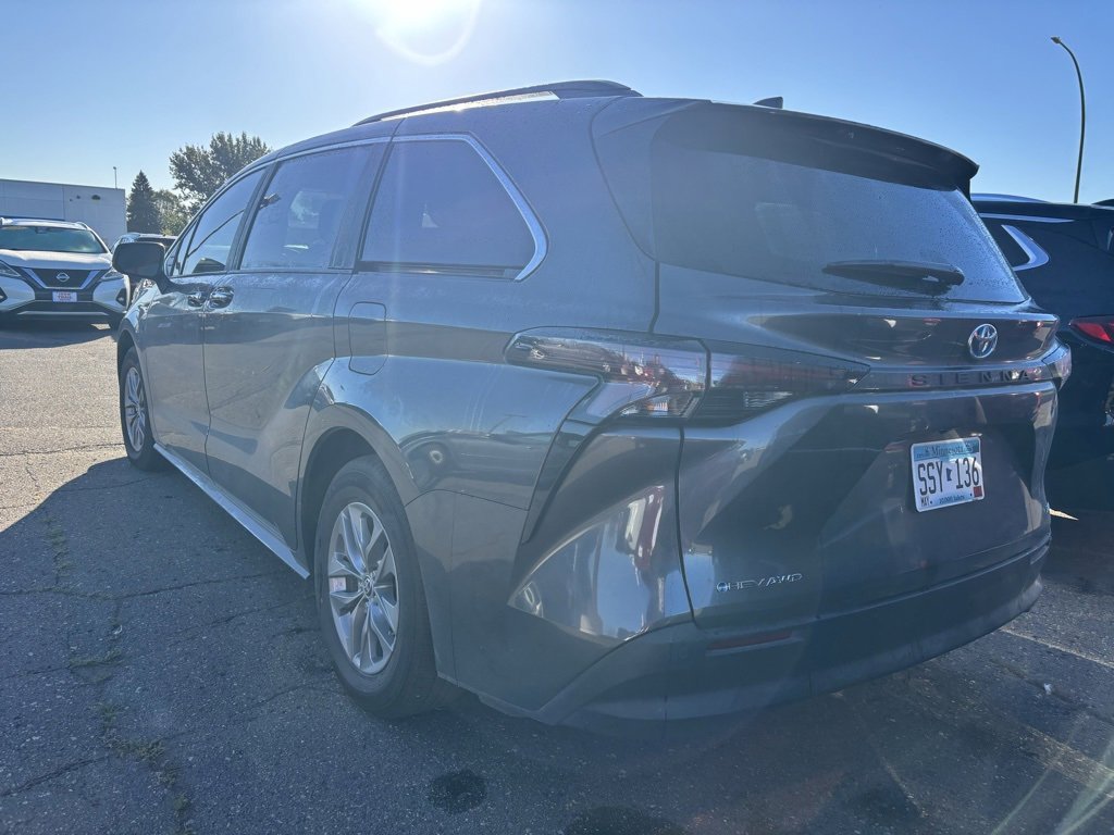2025 Toyota Sienna XLE photo 3