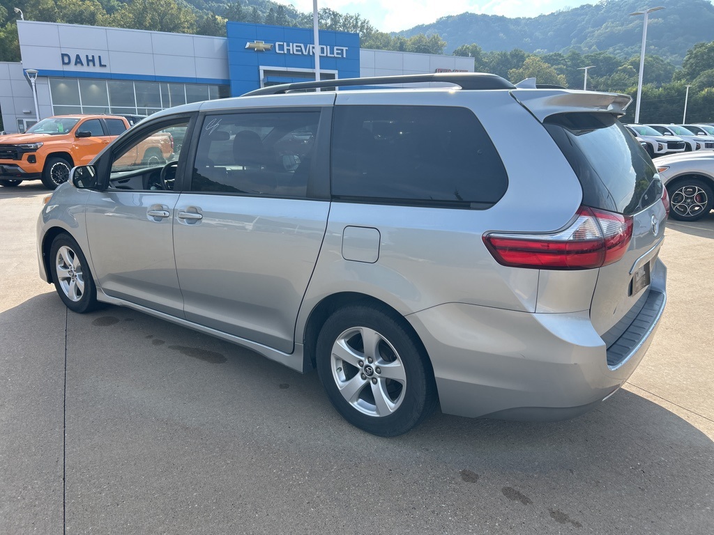 2020 Toyota Sienna LE photo 4