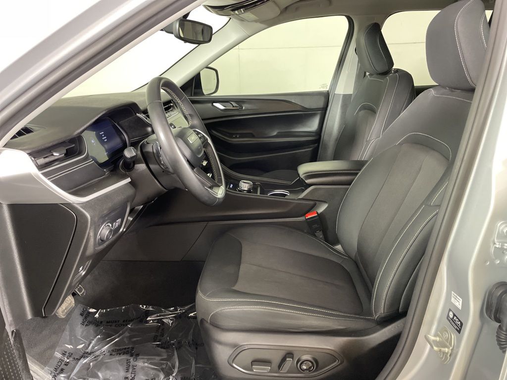2023 Jeep Grand Cherokee Laredo photo 14