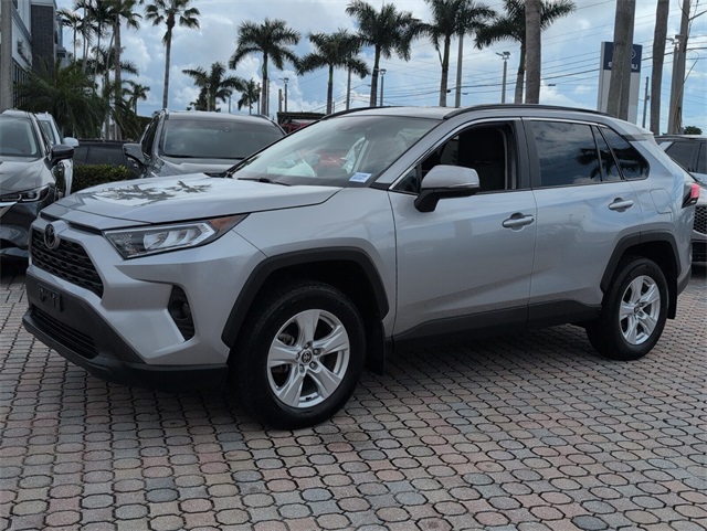 2021 Toyota RAV4 XLE photo 3