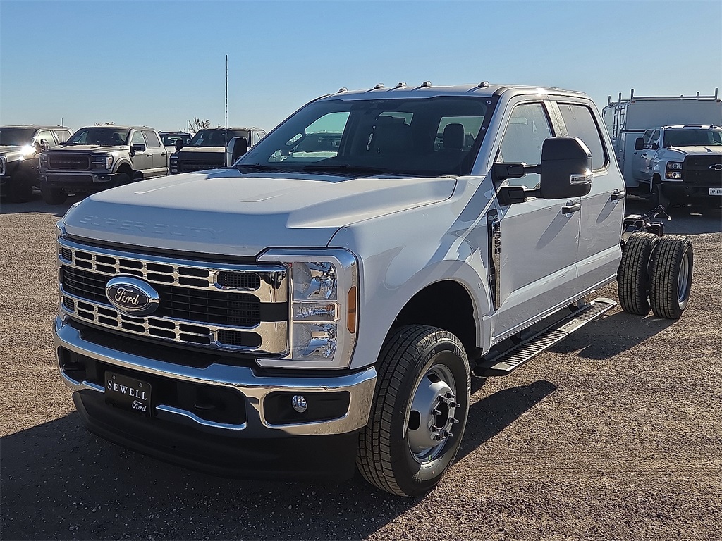 2026 Ford F-350 Super Duty Chassis Cab XL's photo