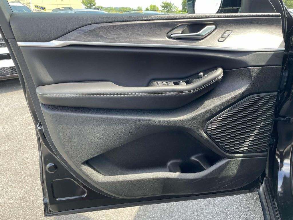 2023 Jeep Grand Cherokee Limited photo 4