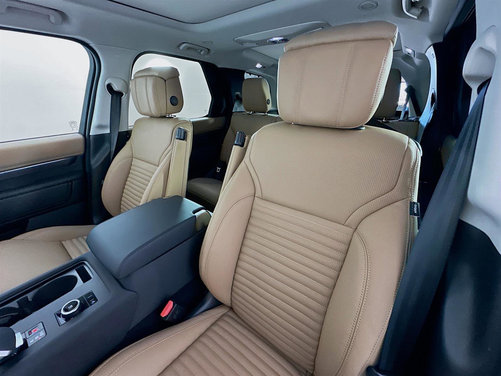 2025 Land Rover Discovery Metropolitan Edition photo 10