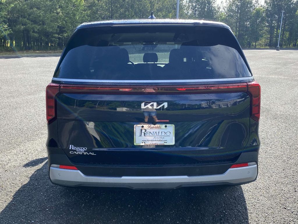 2025 Kia Carnival LXS photo 3
