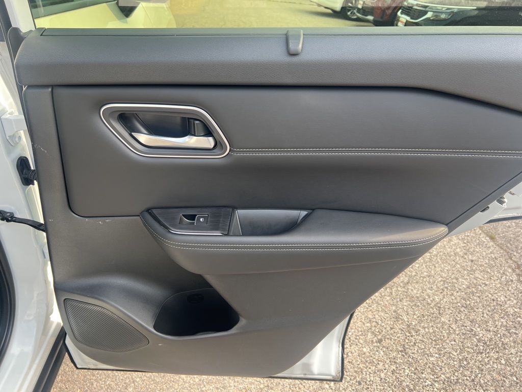 2024 Nissan Rogue Platinum photo 17