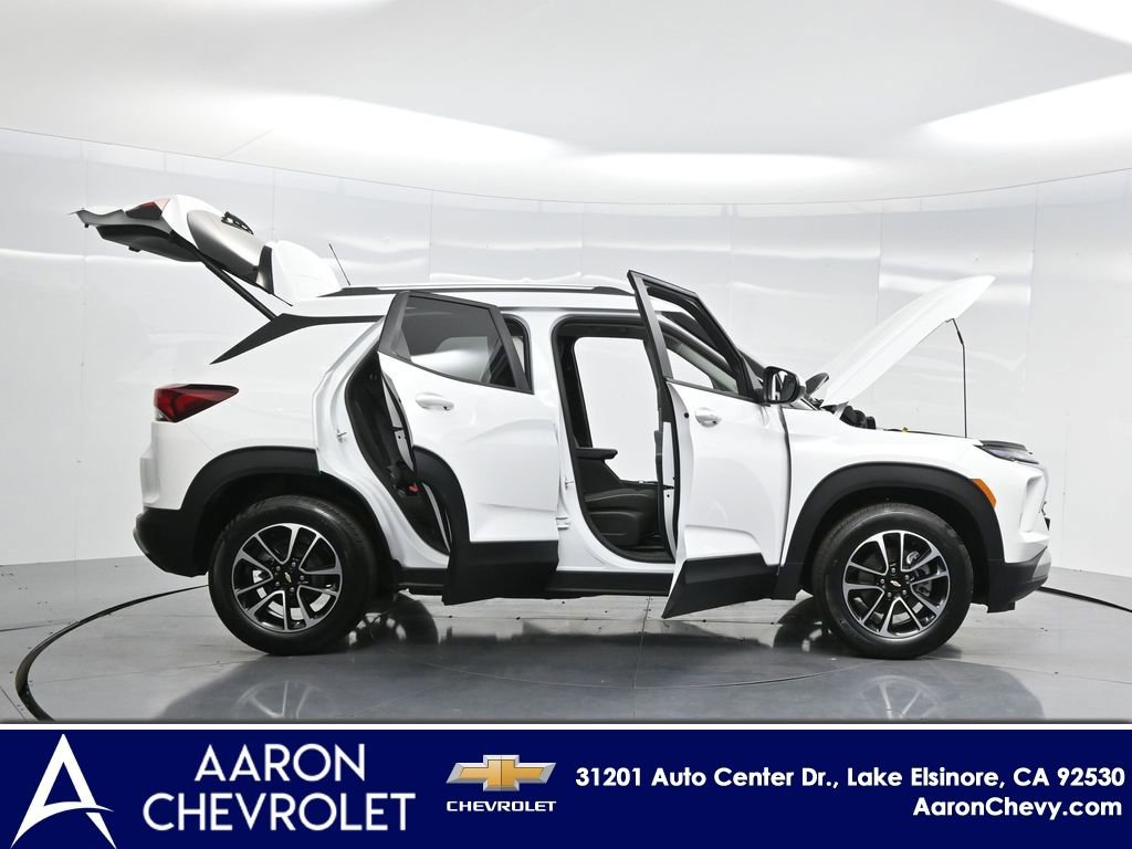 2025 Chevrolet Trailblazer LT photo 3