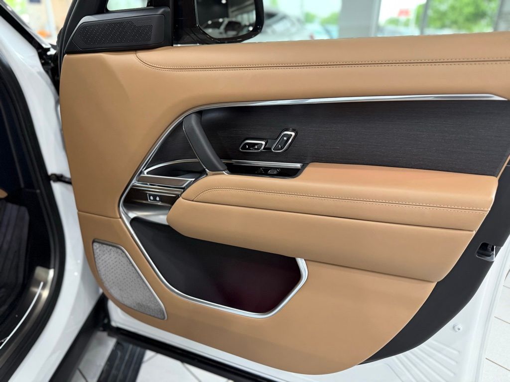 2025 Land Rover Range Rover Autobiography photo 37