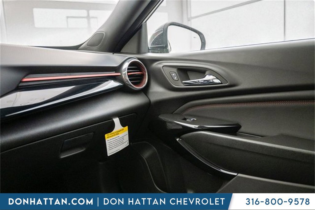 2025 Chevrolet Trax photo 2