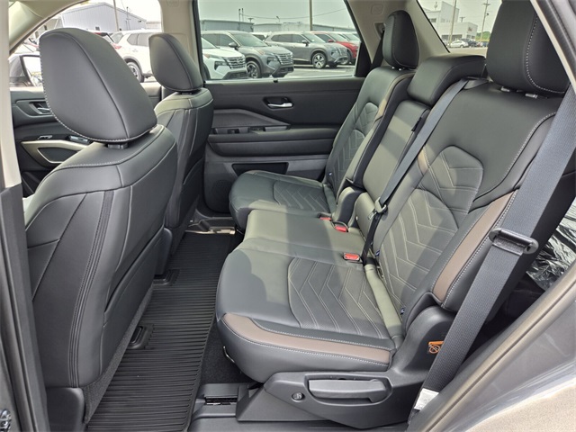 2025 Nissan Pathfinder Platinum photo 8