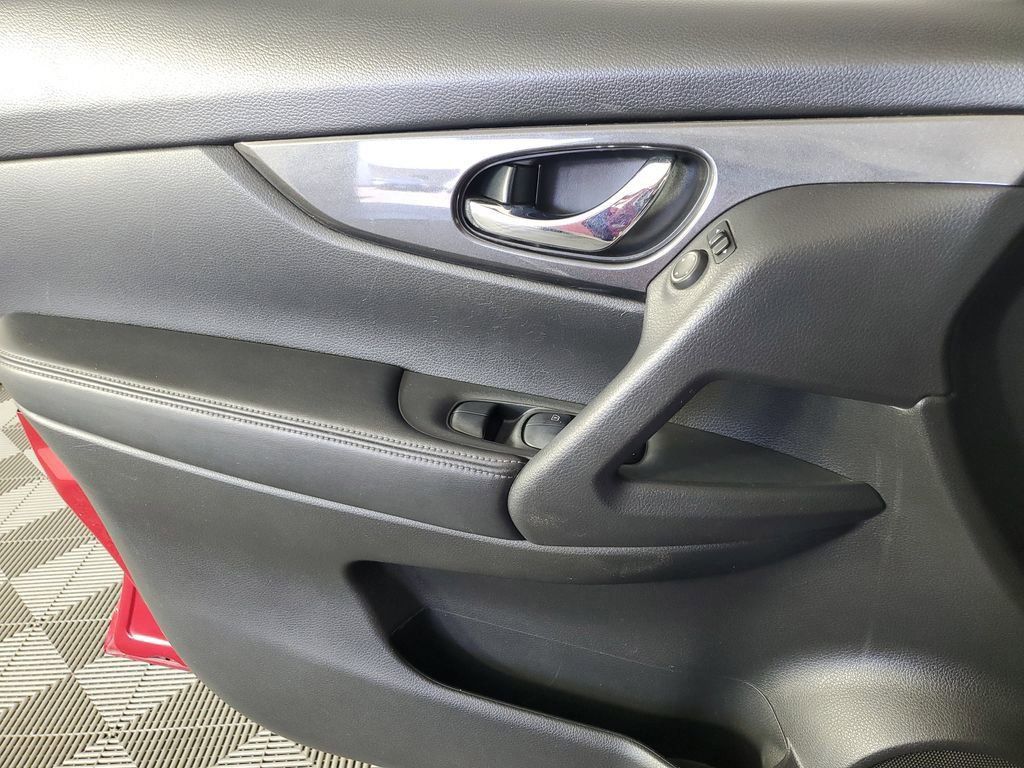 2017 Nissan Rogue SV photo 28