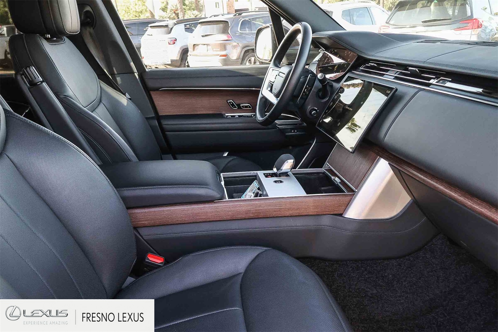 2024 Land Rover Range Rover SE photo 12