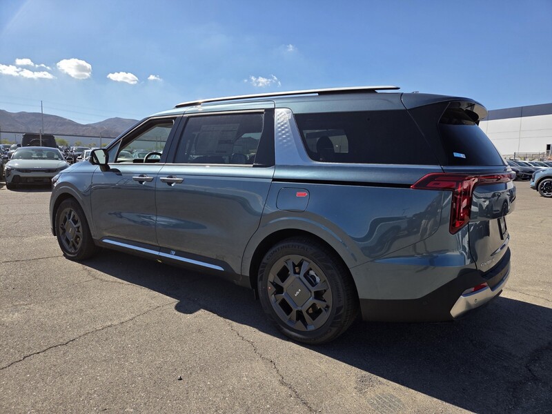 2026 Kia Carnival SX photo 4