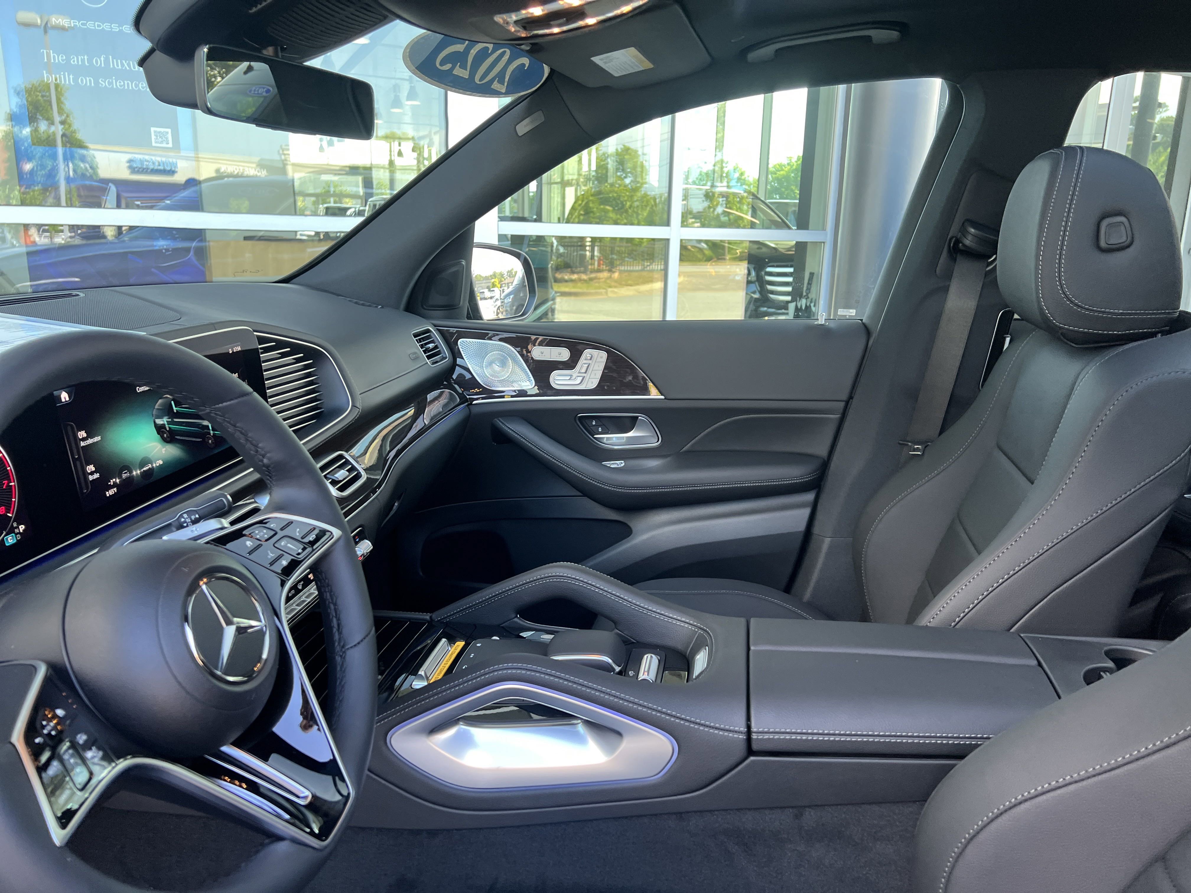 2025 Mercedes Benz GLS 450 4MATIC photo 4